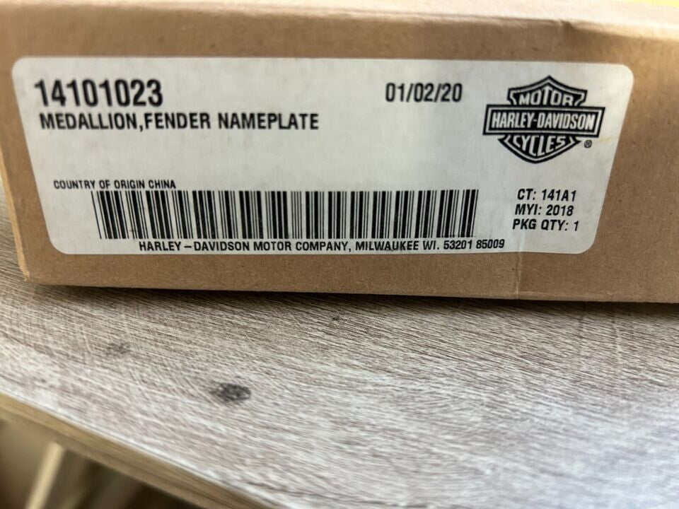 HARLEY-DAVIDSON MEDALLION, FENDER NAMEPLATE 14101023